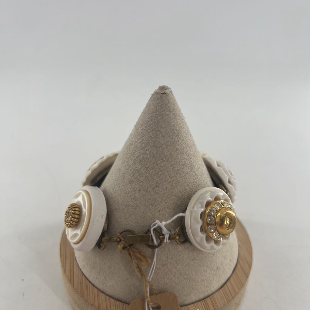vintage button w/ faux pearl bracelet