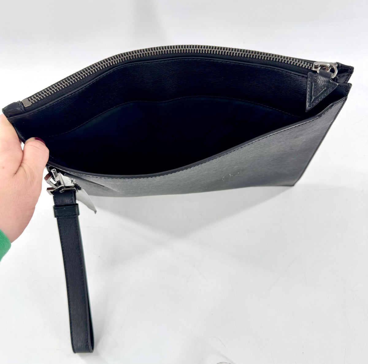 V Pouch clutch
