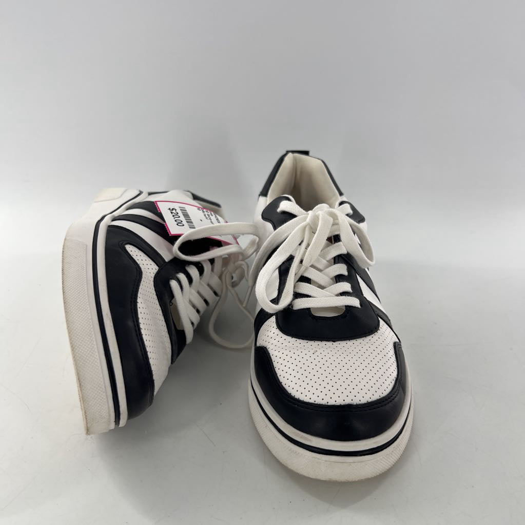 10 lace-up sneaker