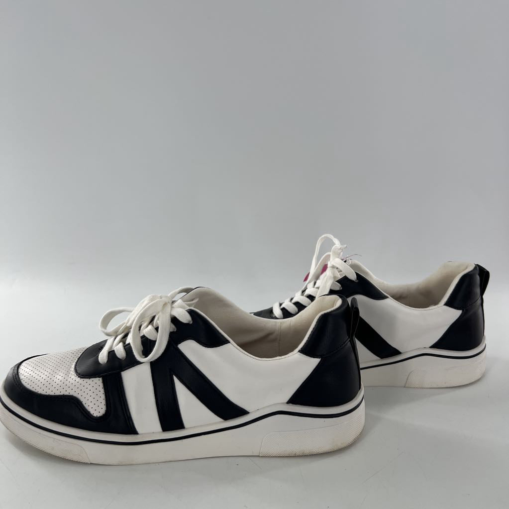 10 lace-up sneaker