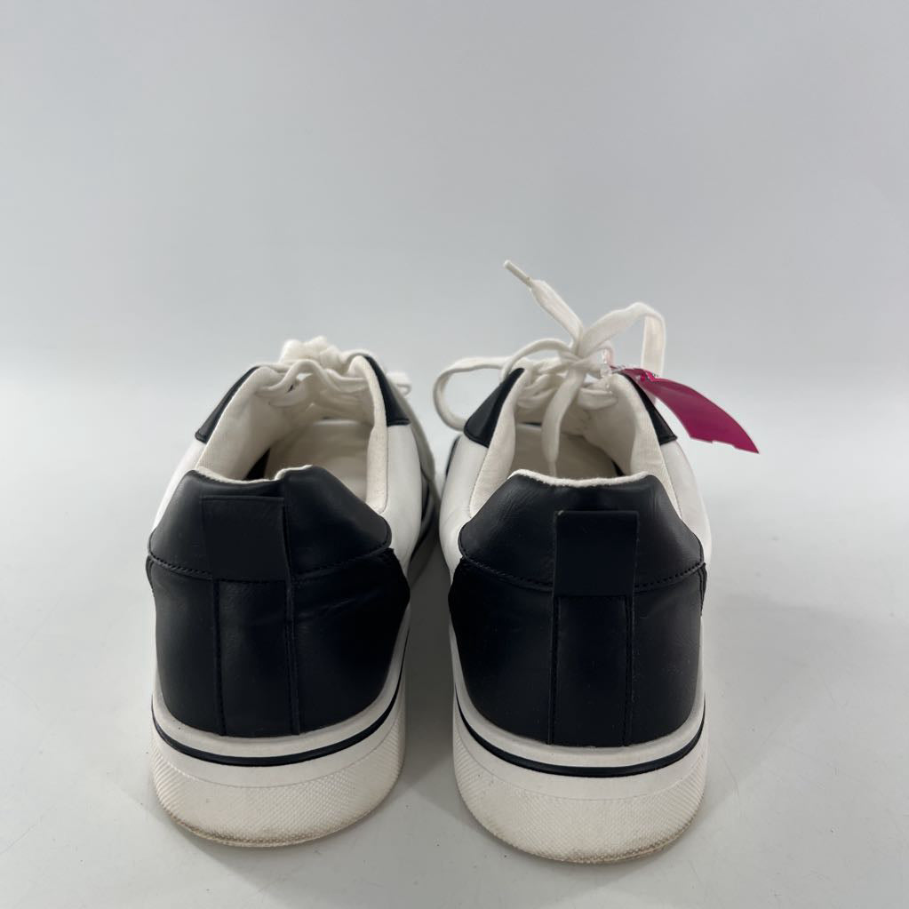 10 lace-up sneaker