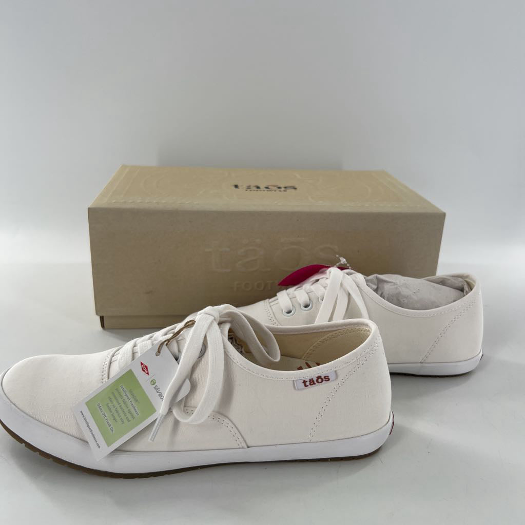 7 lace-up sneaker