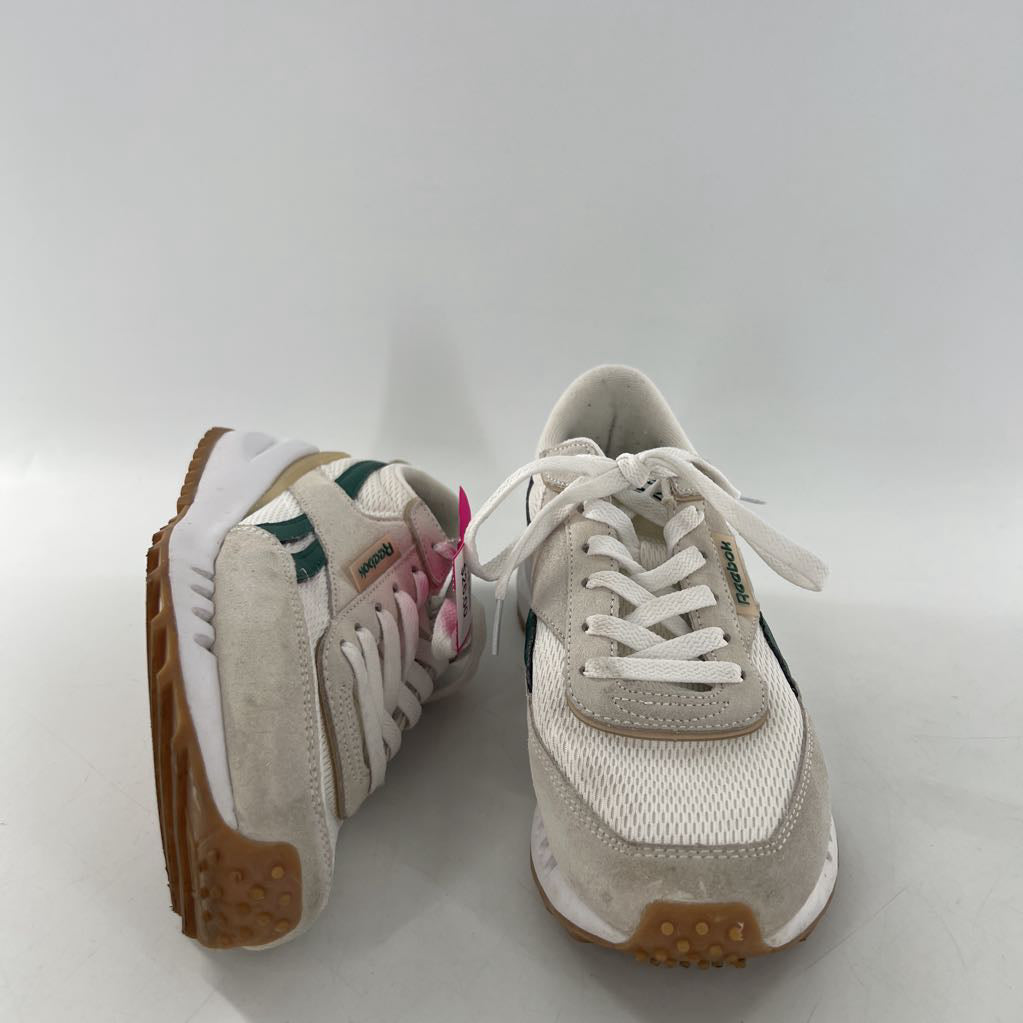 8.5 lace-up sneaker