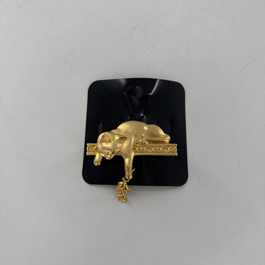 gold tone cat w/ a fish pin
