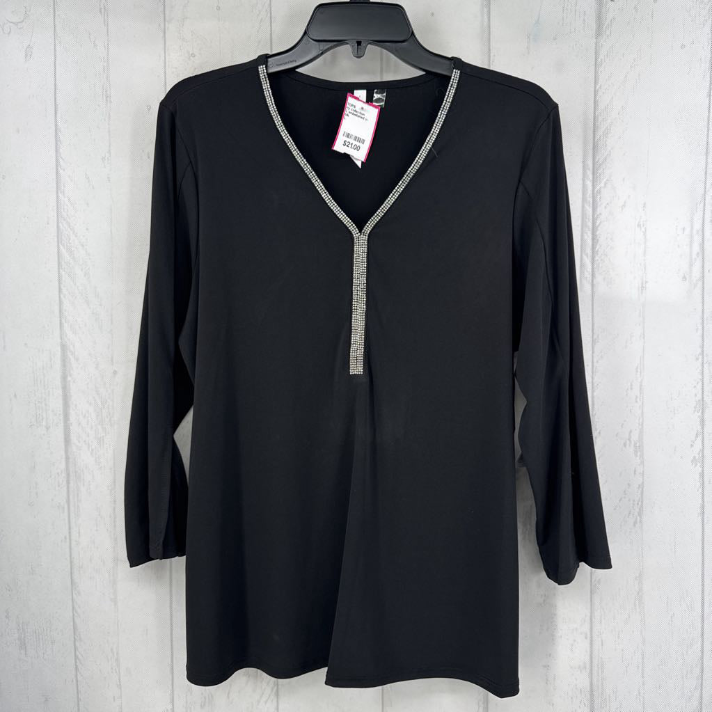 L embelished v-neck 3/4 slv top