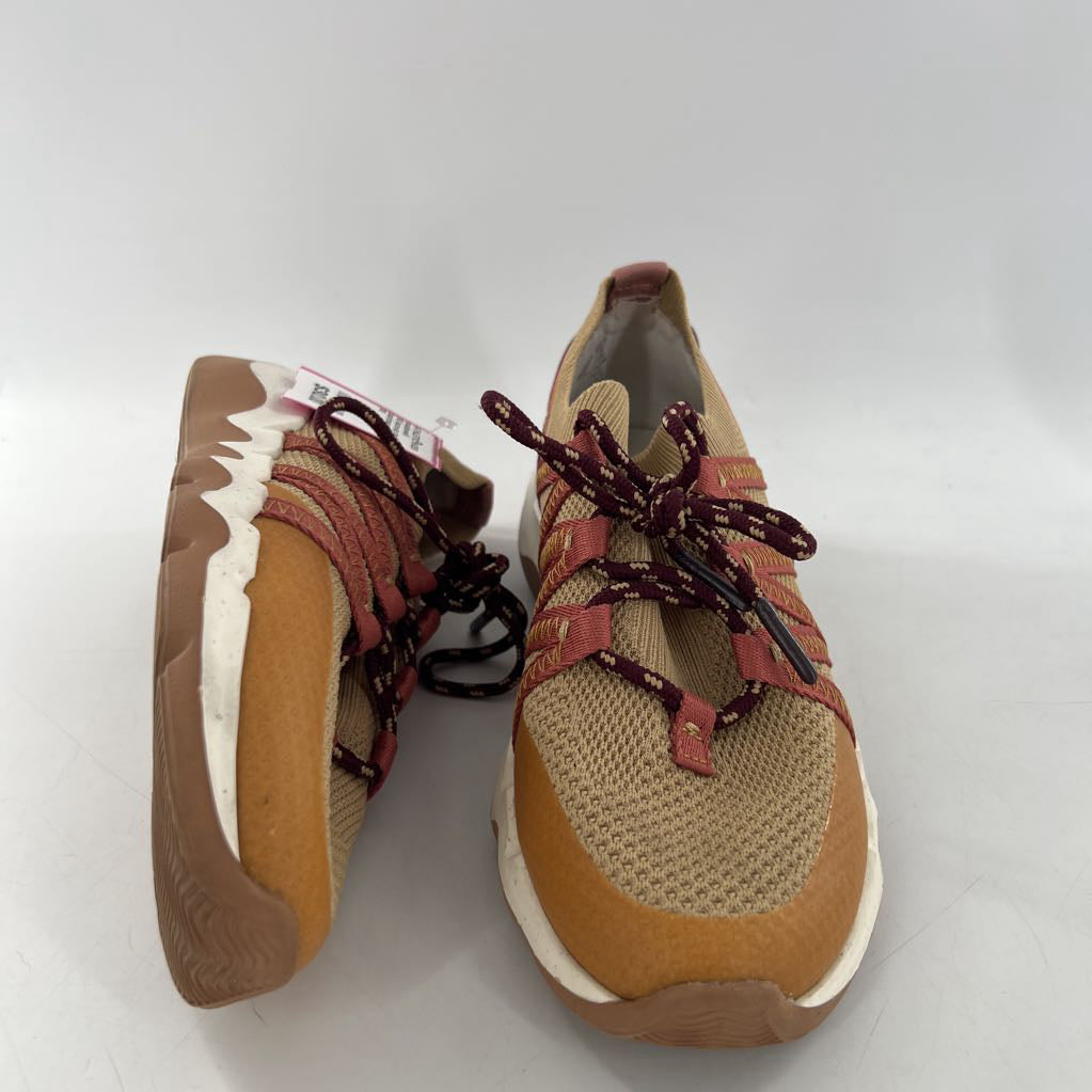 10 lace-up sneaker