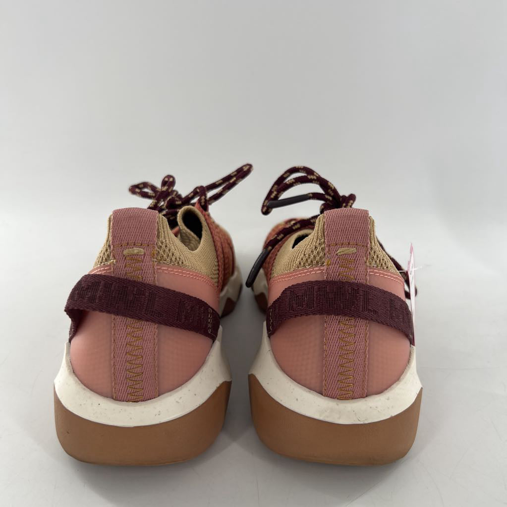 10 lace-up sneaker