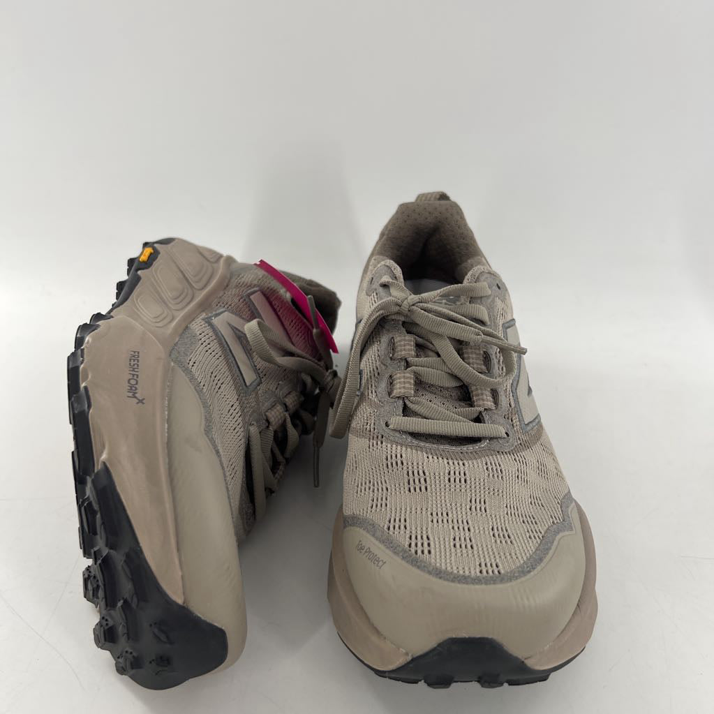 8.5 lace-up sneaker