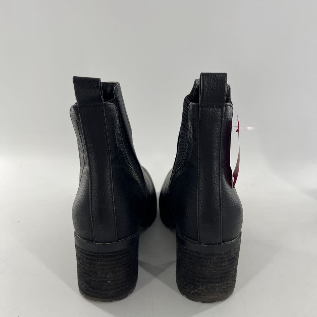 6.5 slip-on lug sole ankle boot