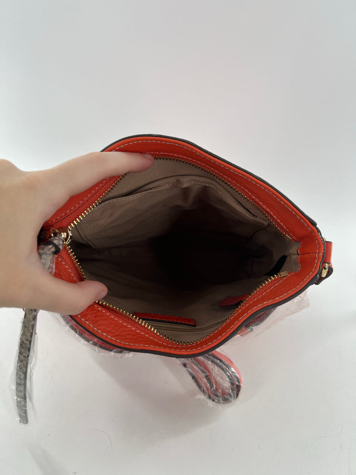 pebbled top zip crossbody w/ zip pocket