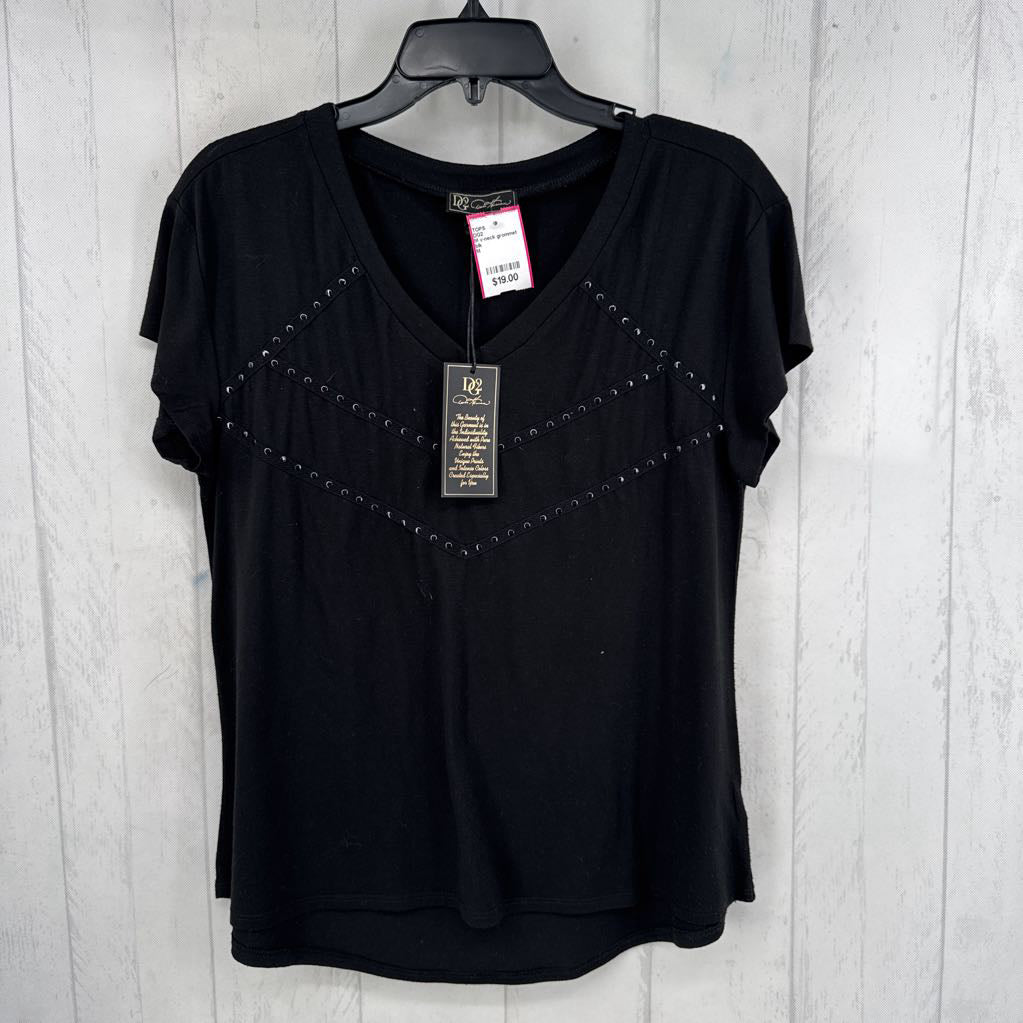 M v-neck grommet s/s top