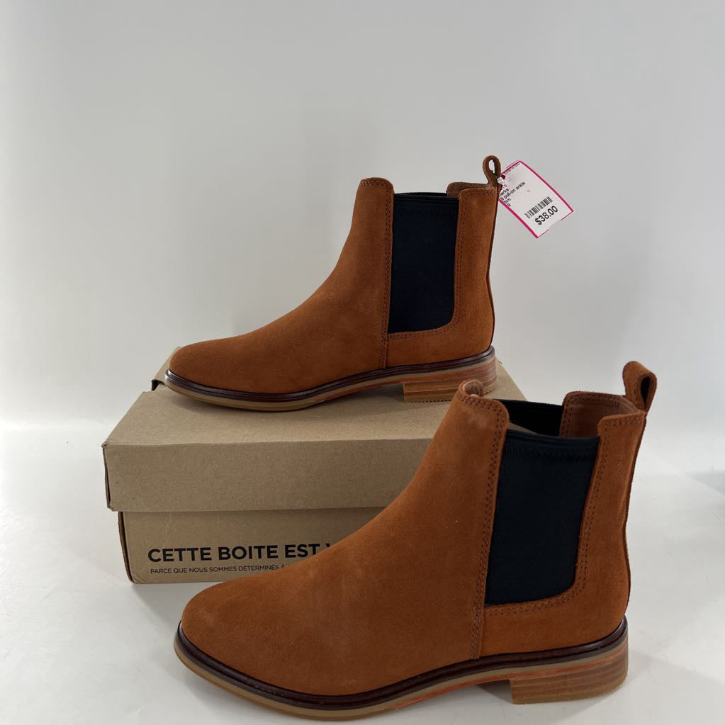 8 pull-on ankle boots