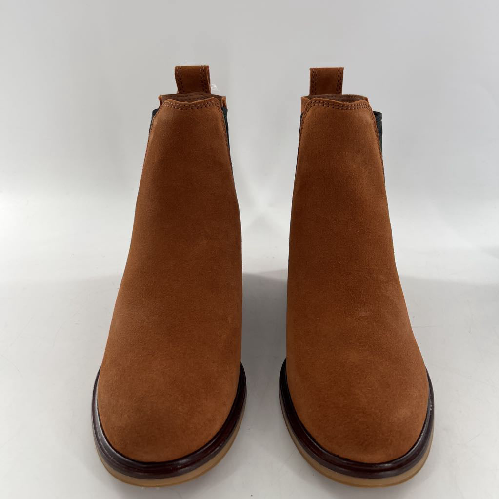 8 pull-on ankle boots