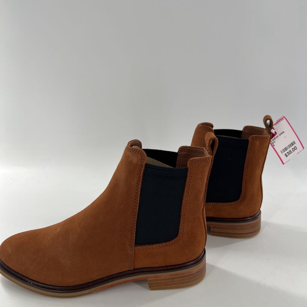 8 pull-on ankle boots