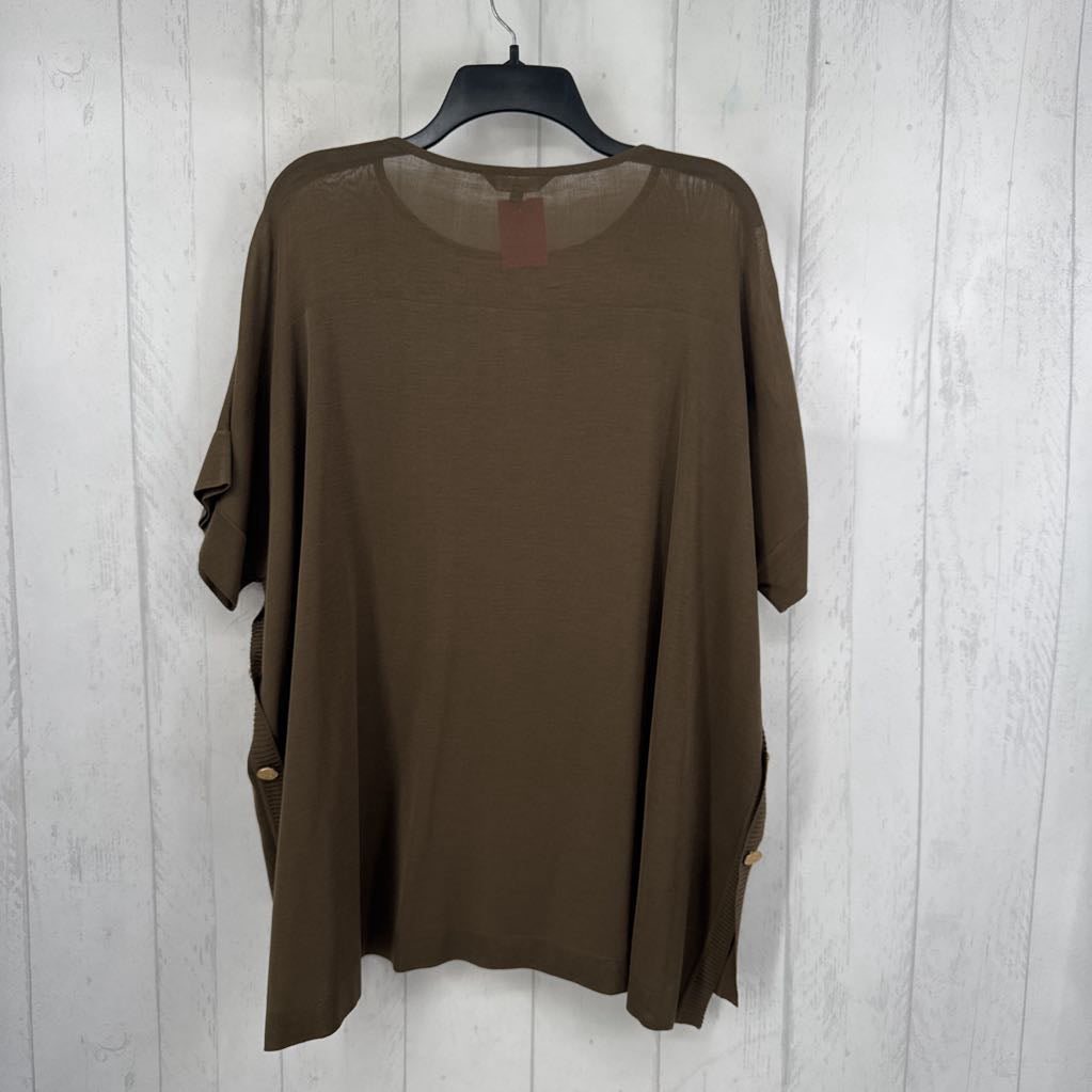 L button detail drop shoulder knit top
