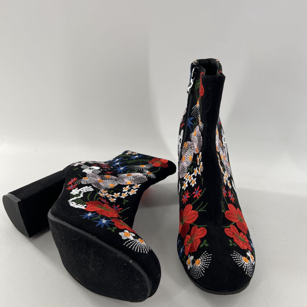 10 flo embroidered ankle boot