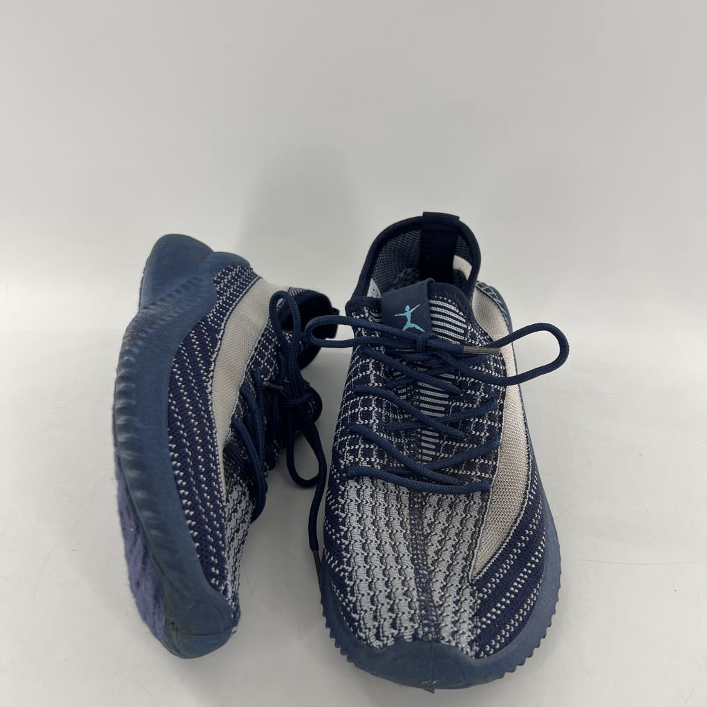 10 knit lace-up sneaker