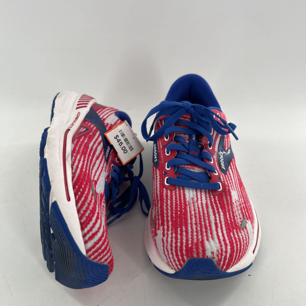 8.5 lace-up sneaker