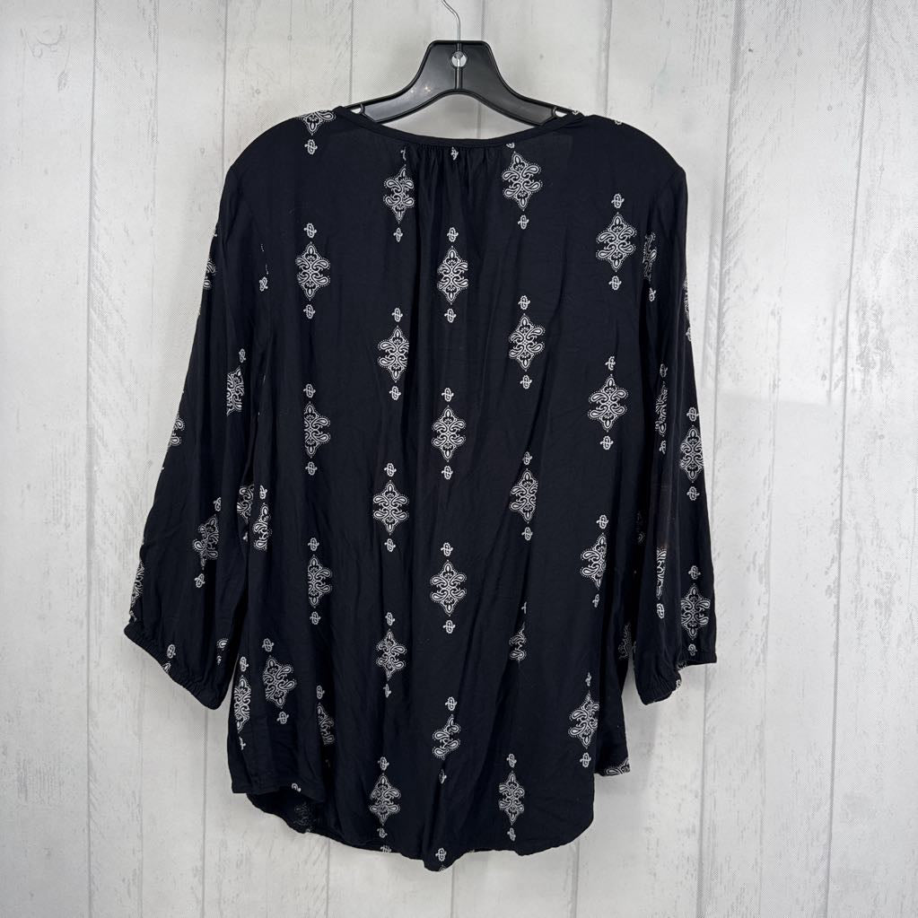 L medallion print v-neck 3/4 slv top