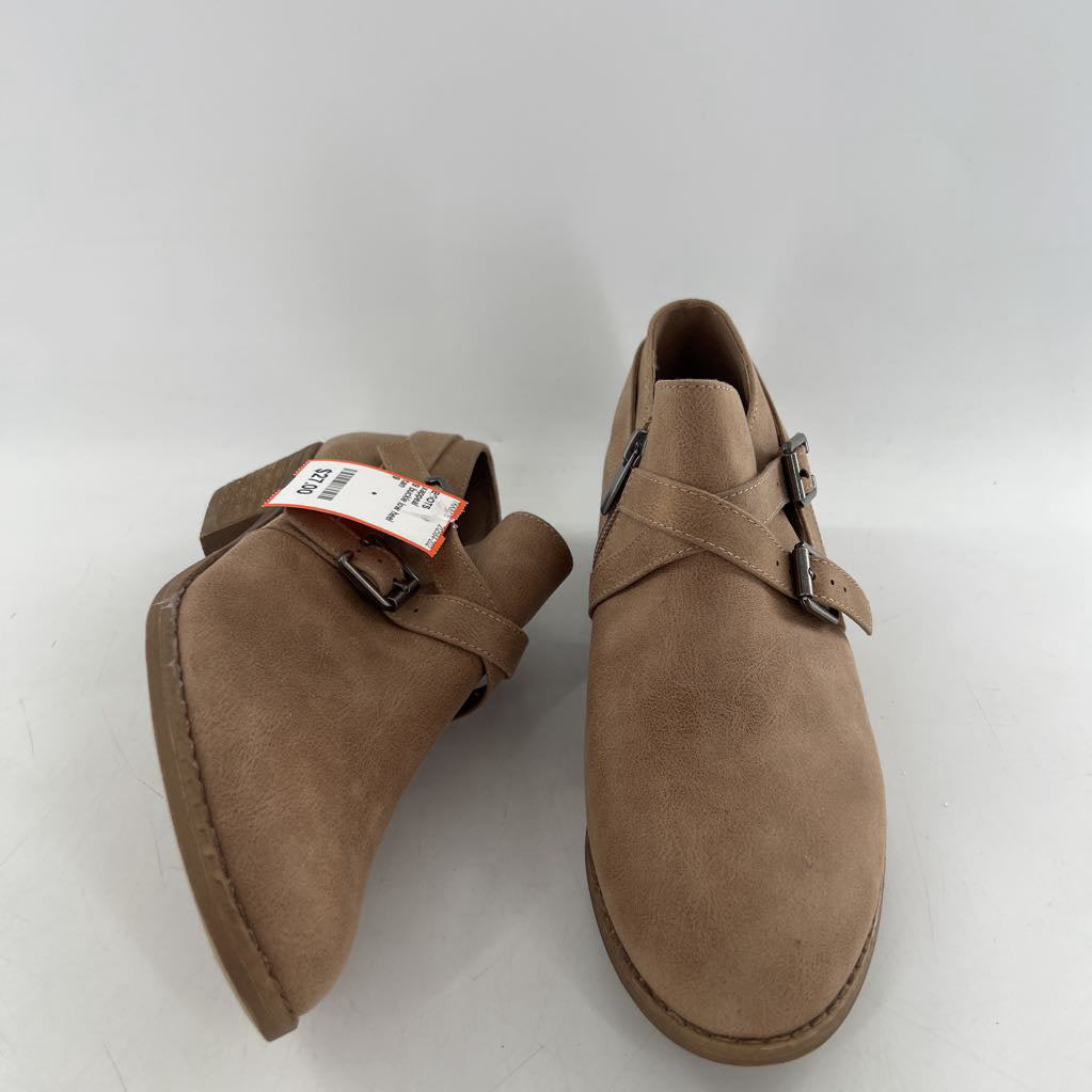 9 buckle low heel bootie