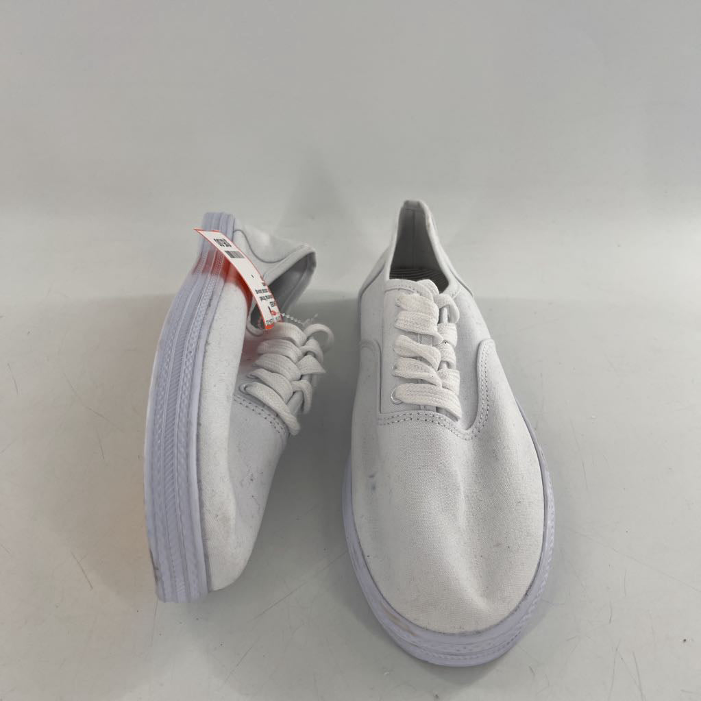 9 canvas lace-up sneaker
