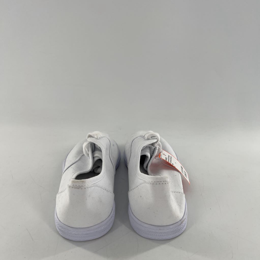 9 canvas lace-up sneaker