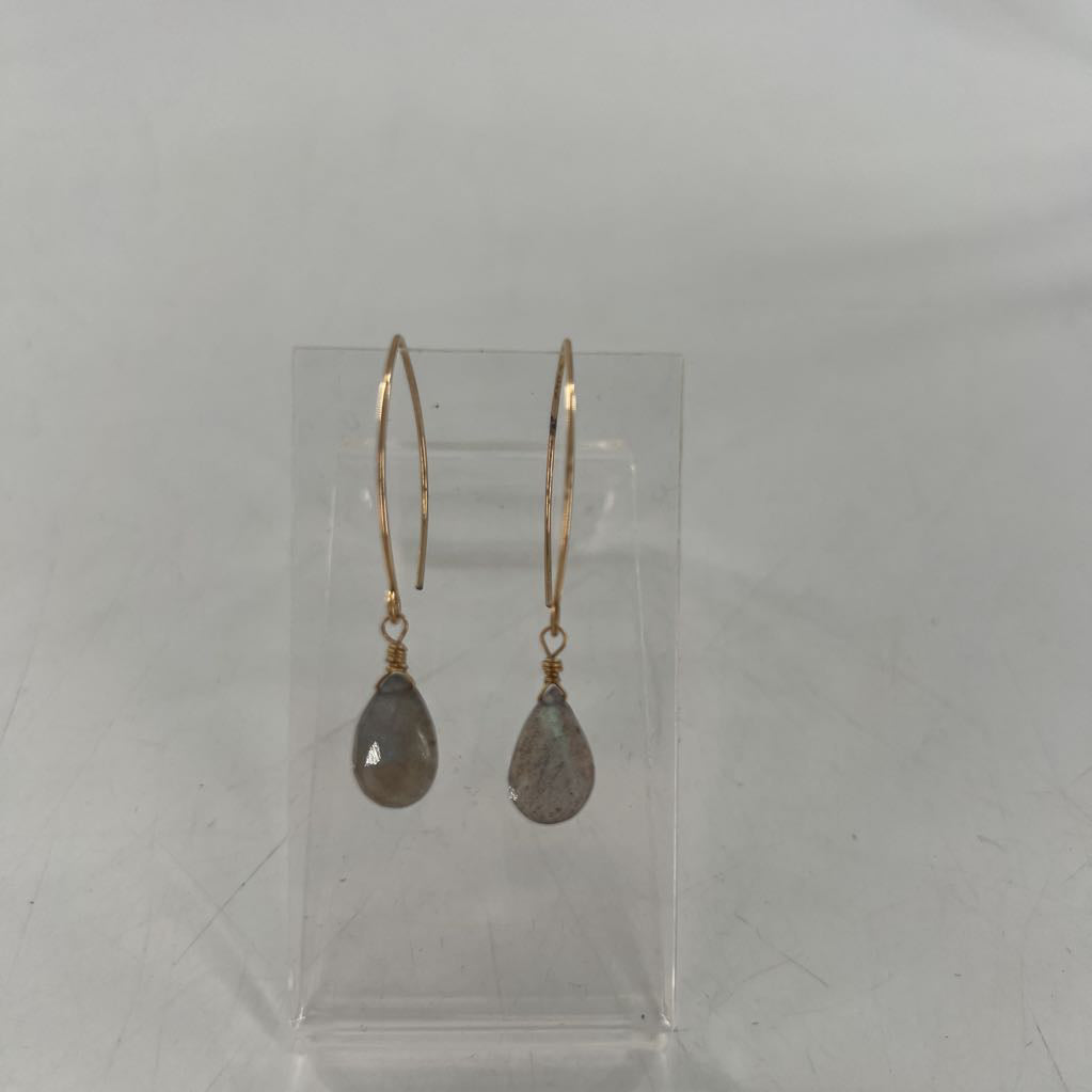 gold earring w/ irridescent stone