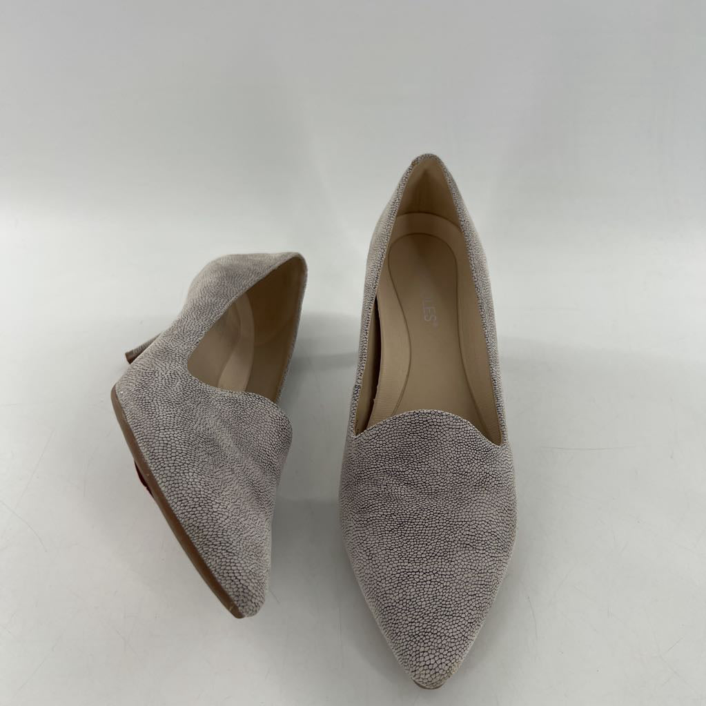 8 leather embossed pumps