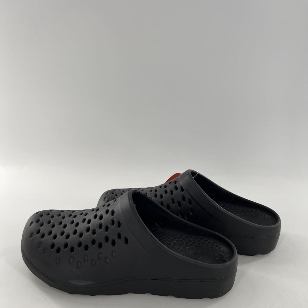 8 perforated clogs