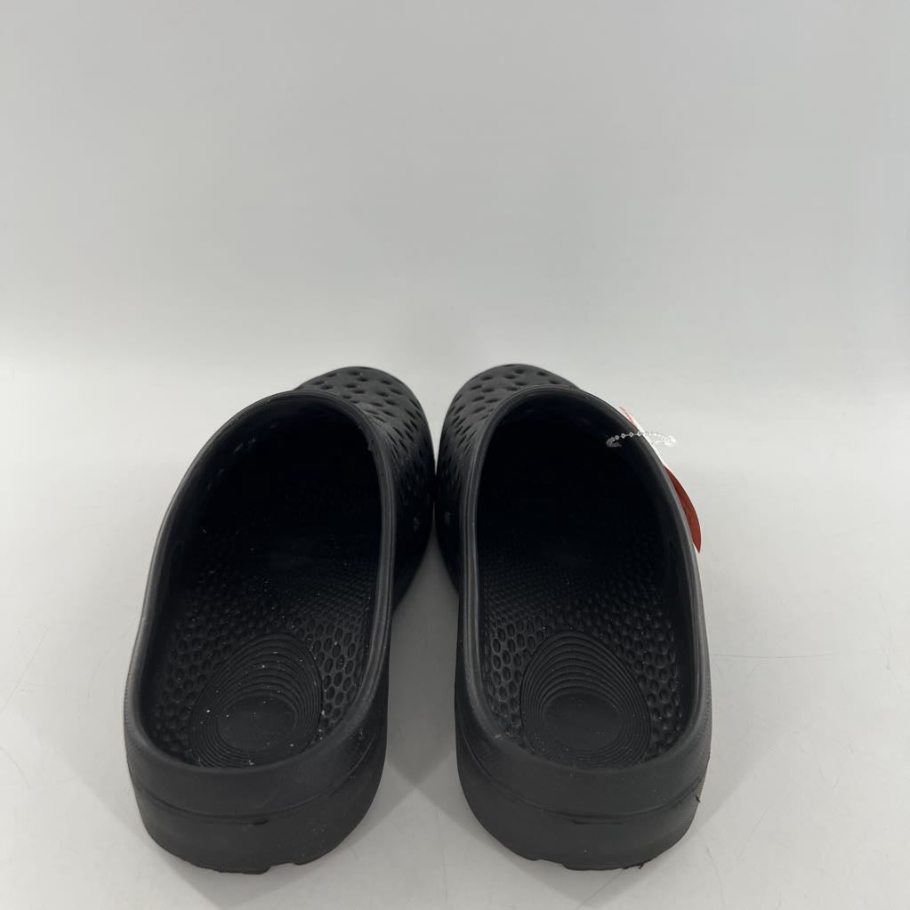 8 perforated clogs