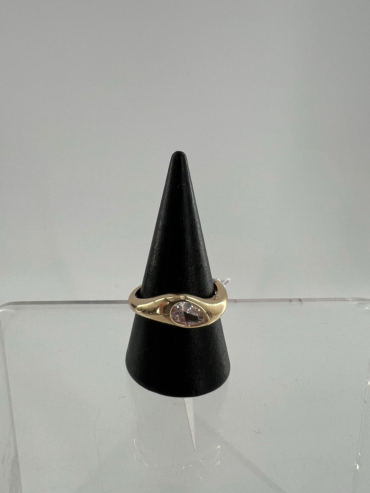 sz 8 gold tone teardrop stone ring