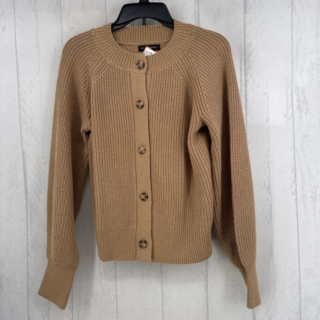 M button front cardi