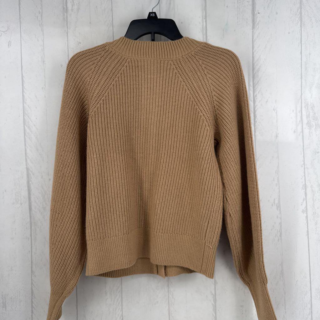 M button front cardi