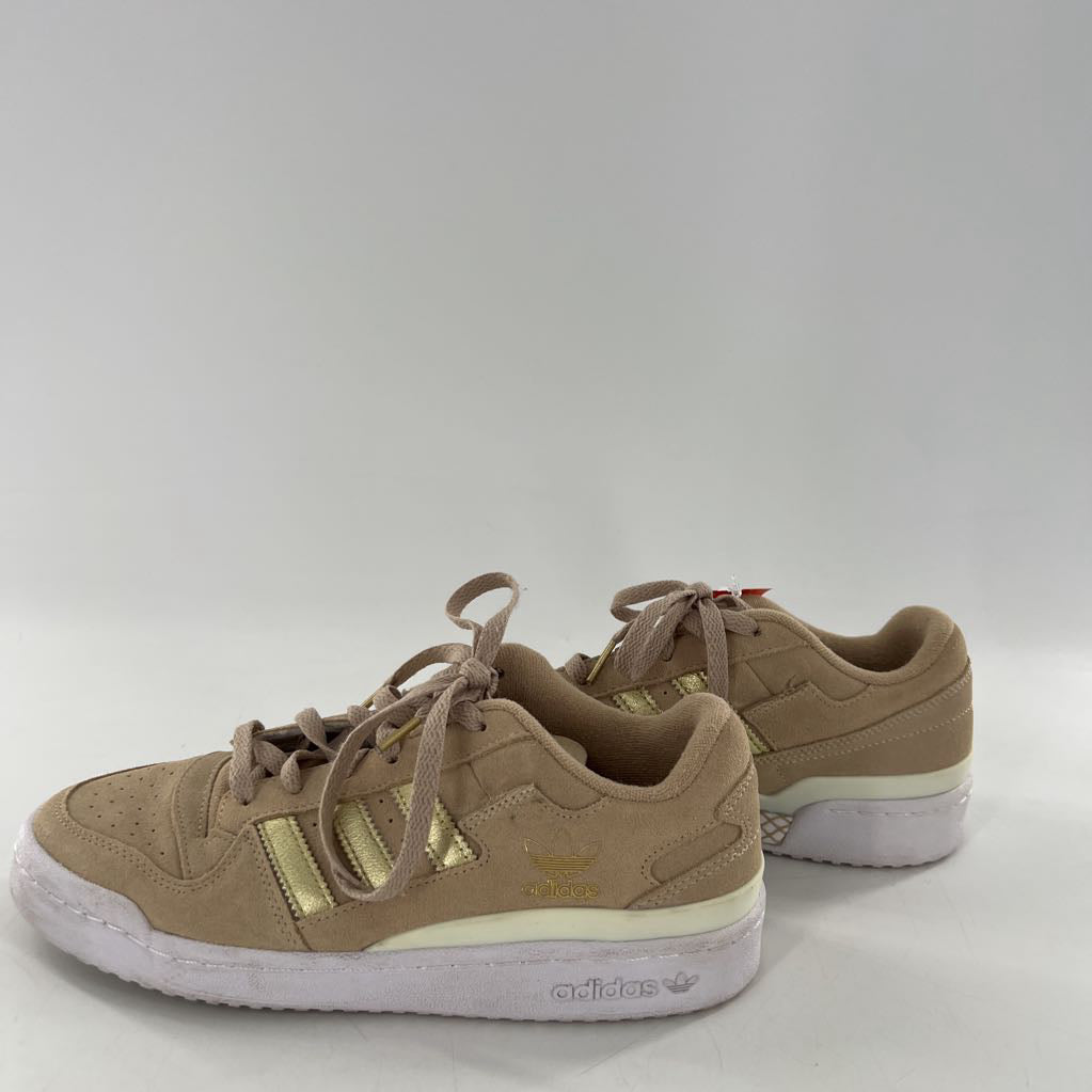 8 lace-up sneaker