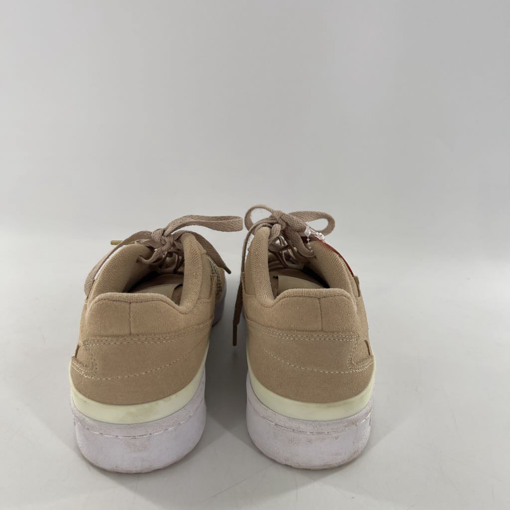 8 lace-up sneaker