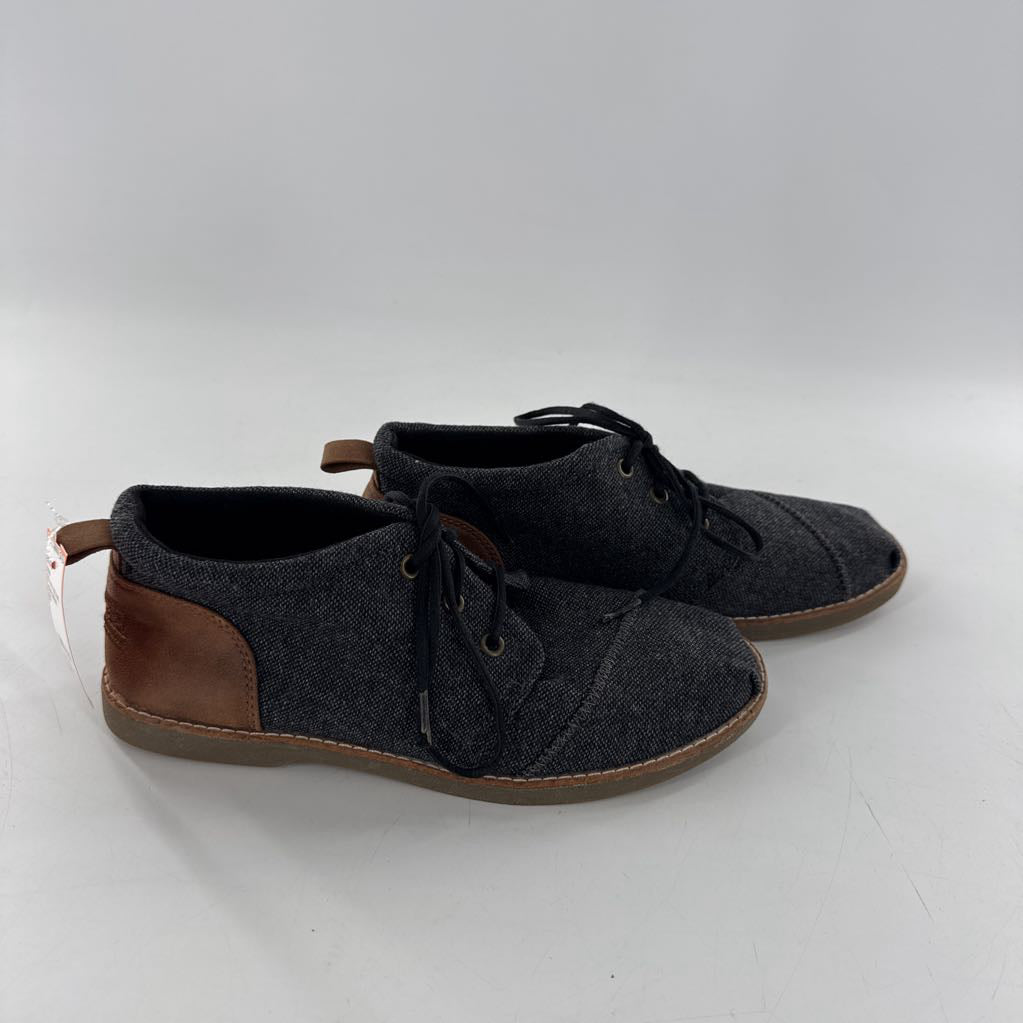8.5 lace up front ankle boot w/ contrast stitching