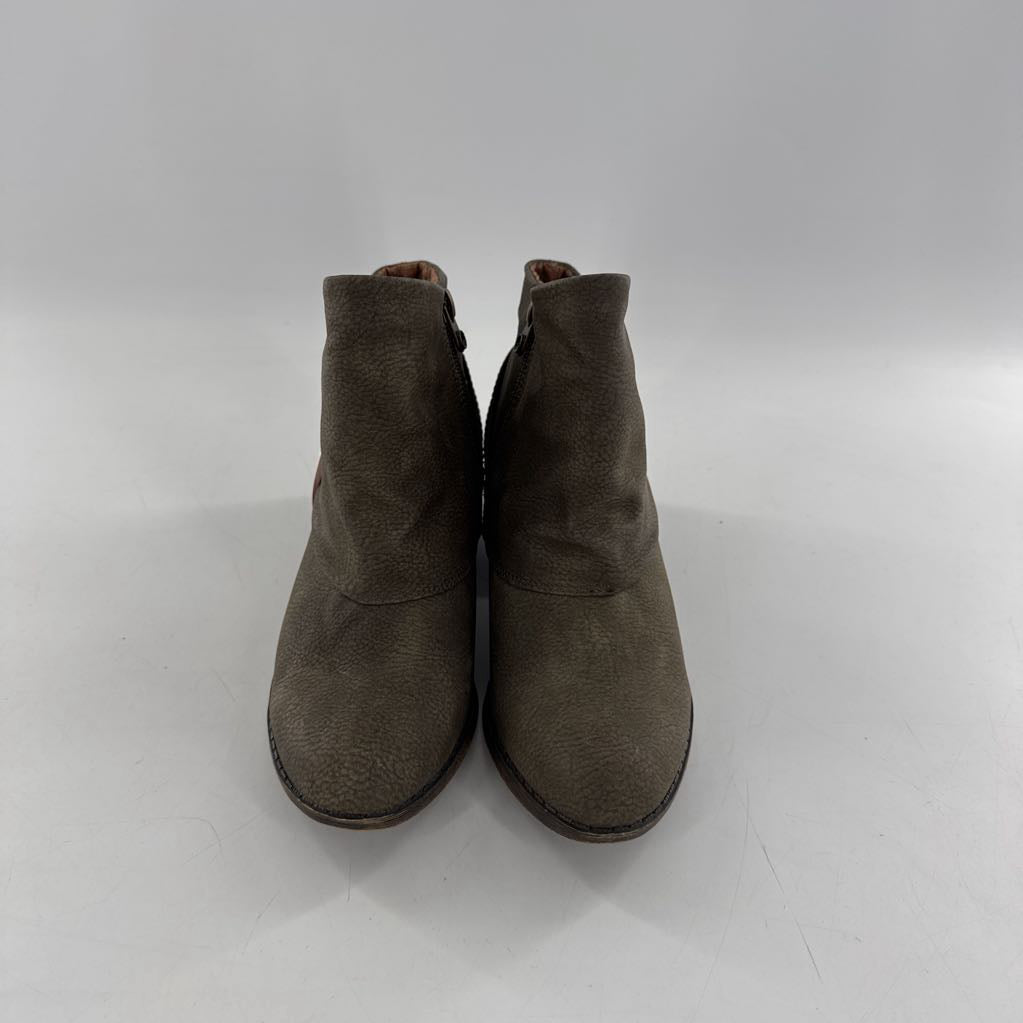 7.5 buckle side zip ankle boot