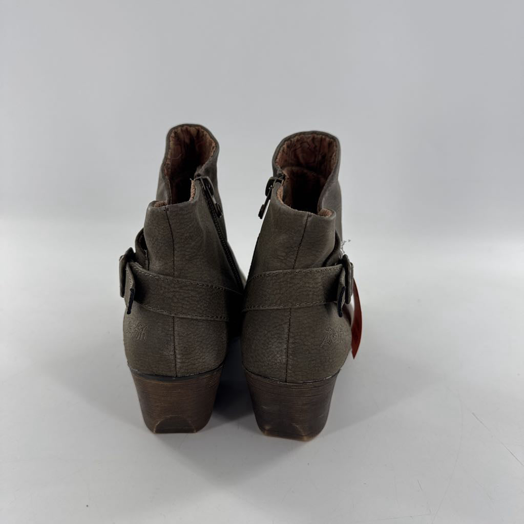 7.5 buckle side zip ankle boot