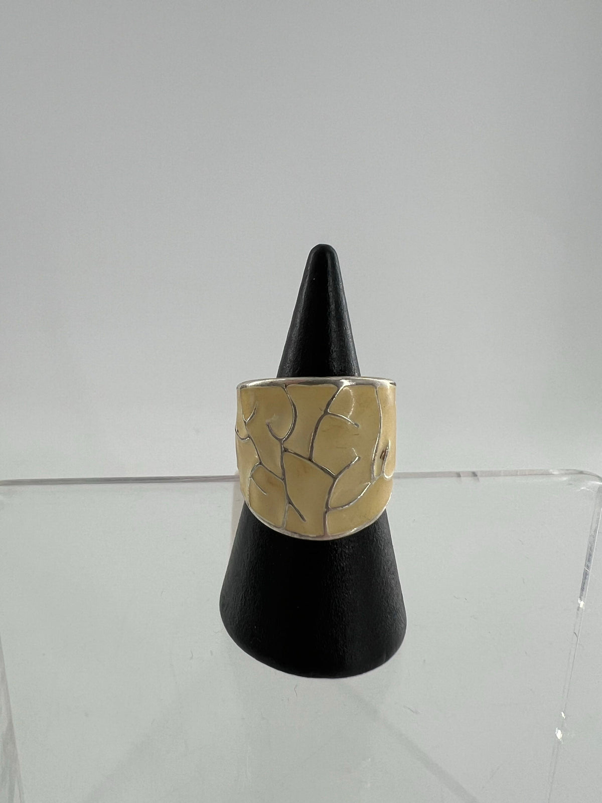 sz 5 cream & silver enamel ring