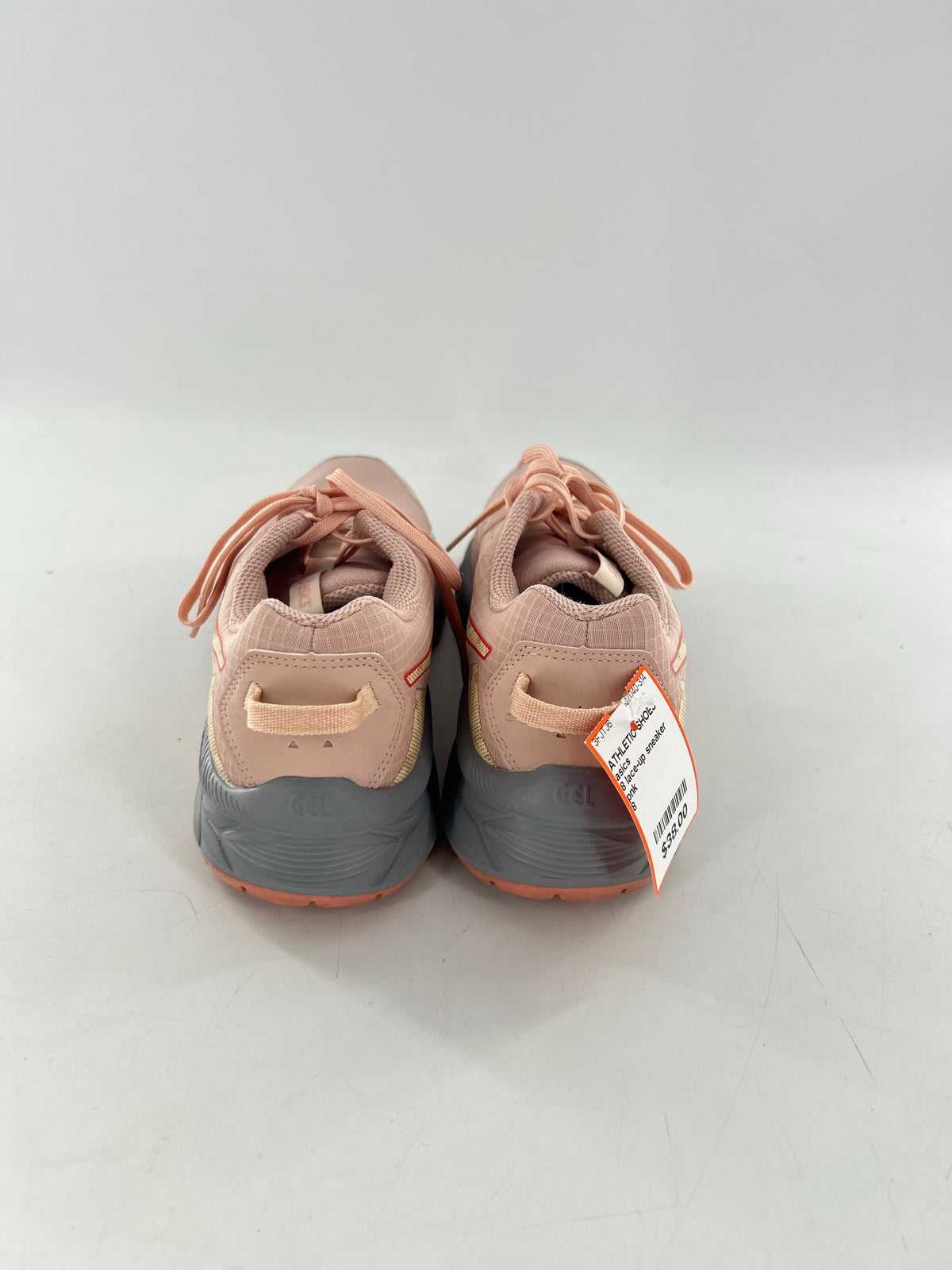 8 lace-up sneaker