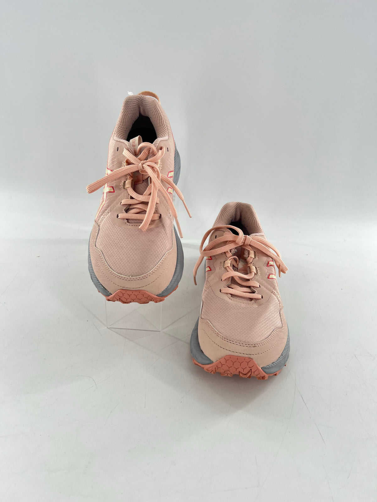 8 lace-up sneaker