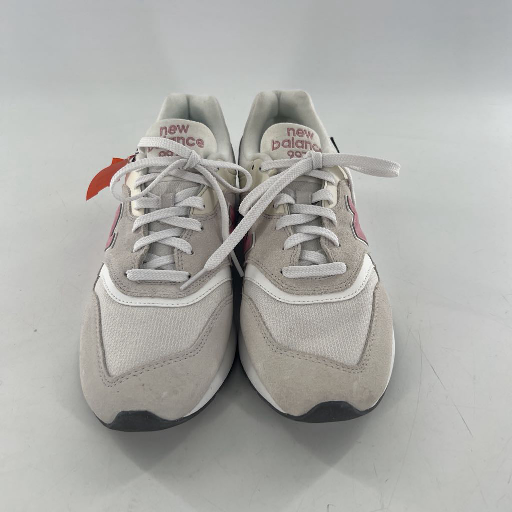 10 lace-up sneaker