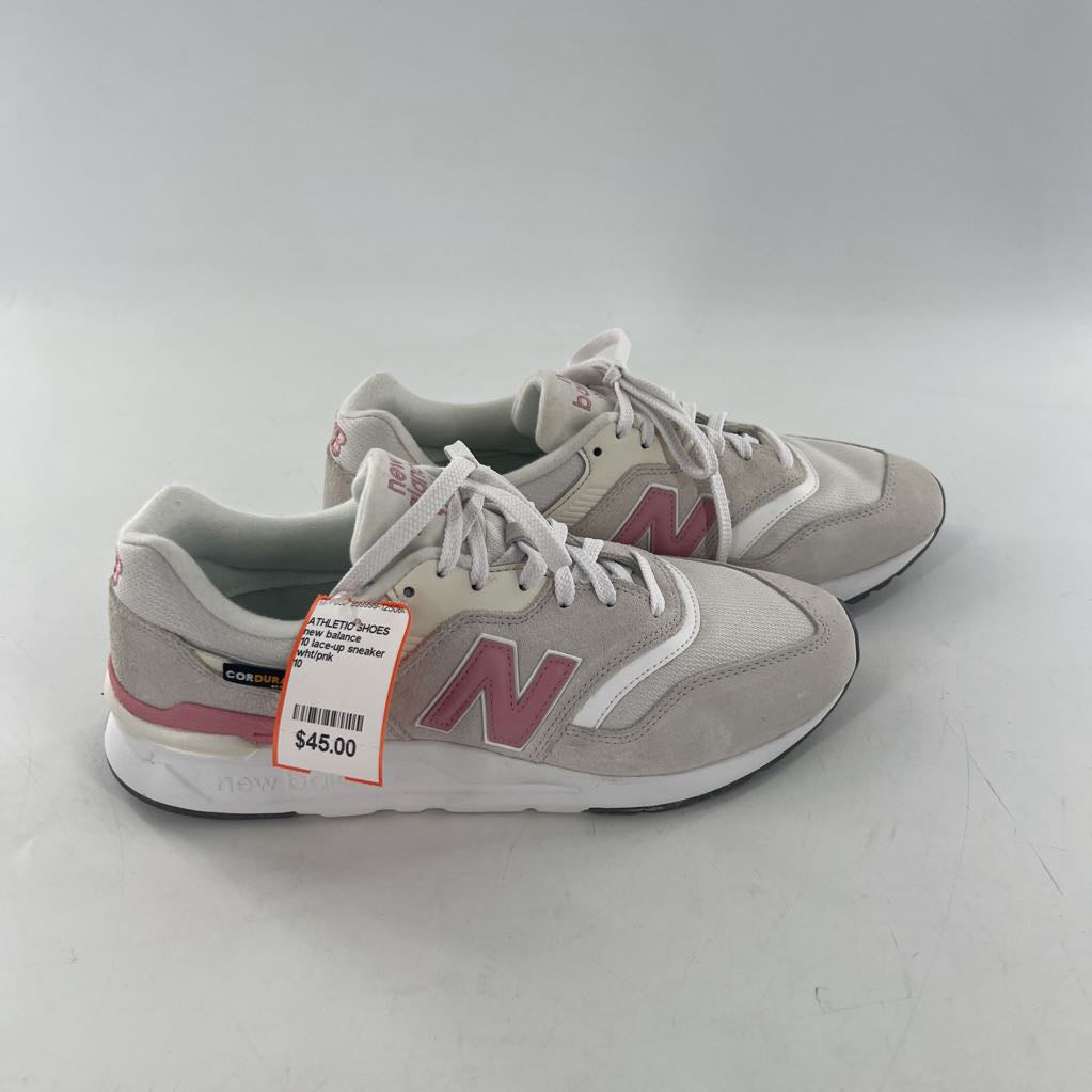 10 lace-up sneaker