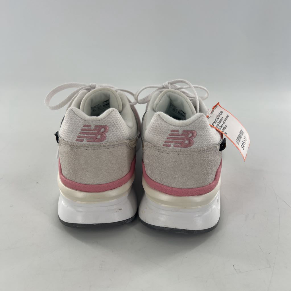10 lace-up sneaker
