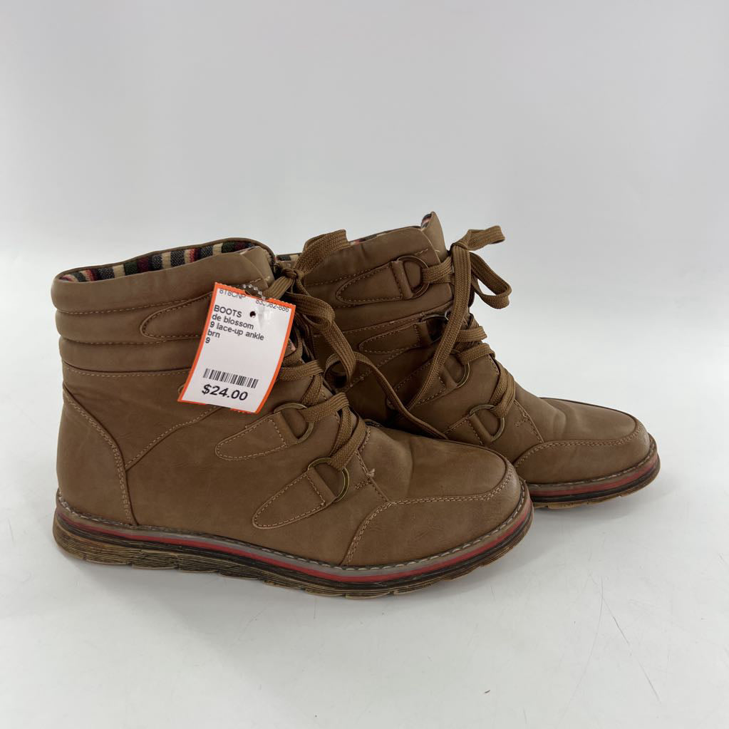 9 lace-up ankle boot