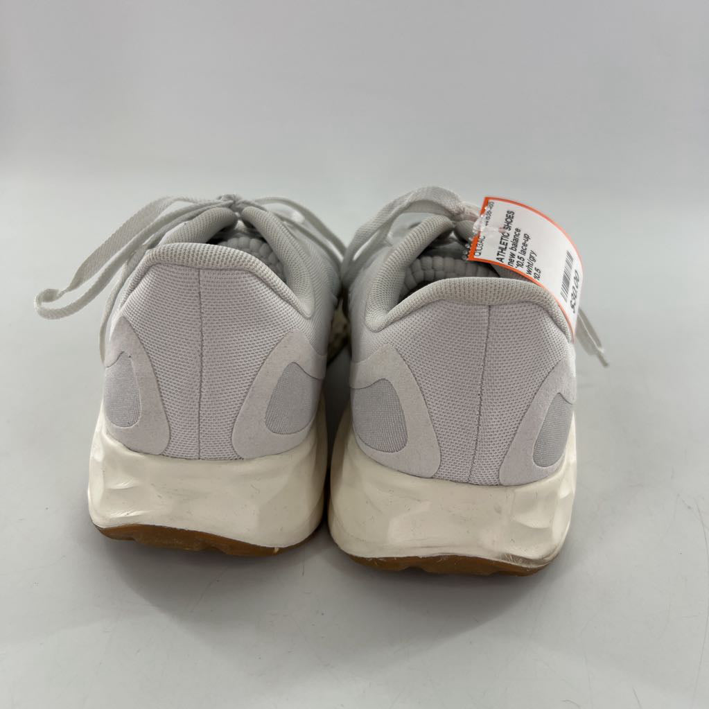 `10.5 lace-up sneaker