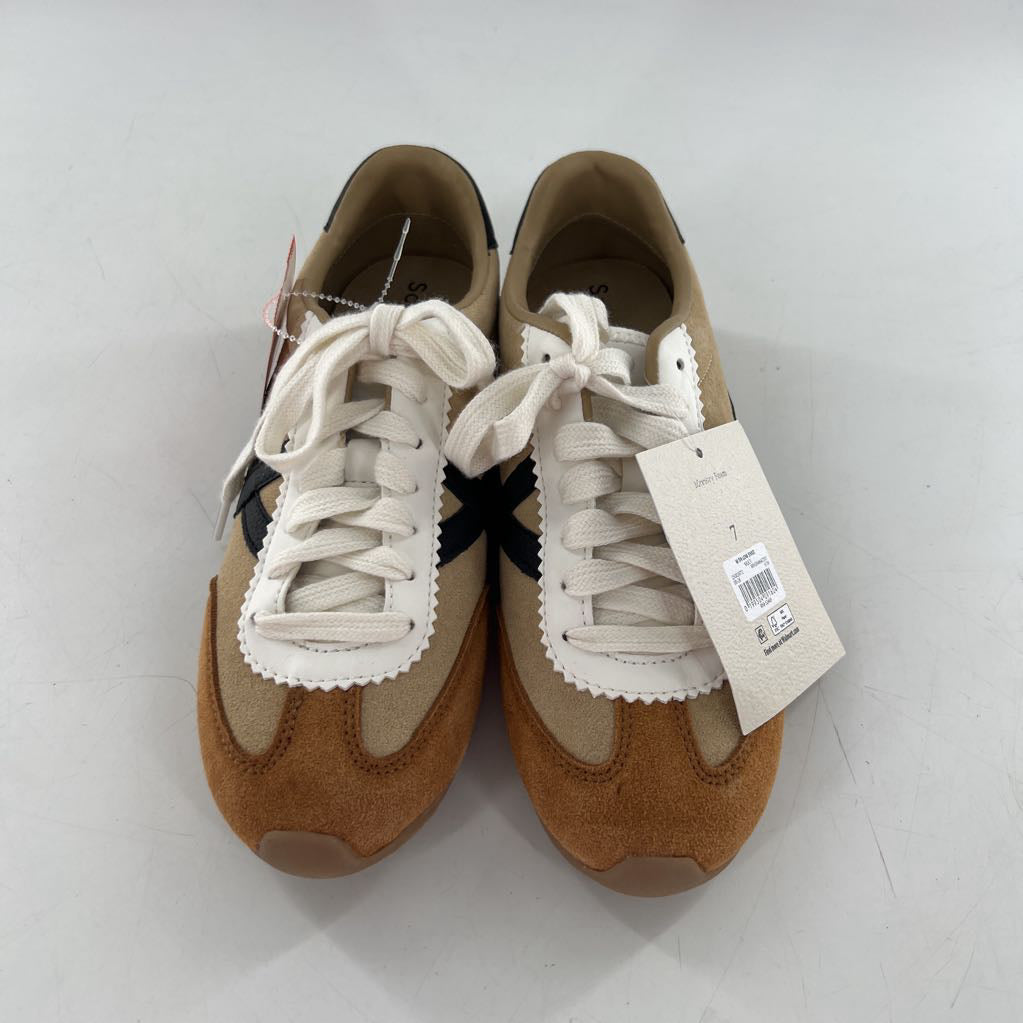 7 lace-up sneaker