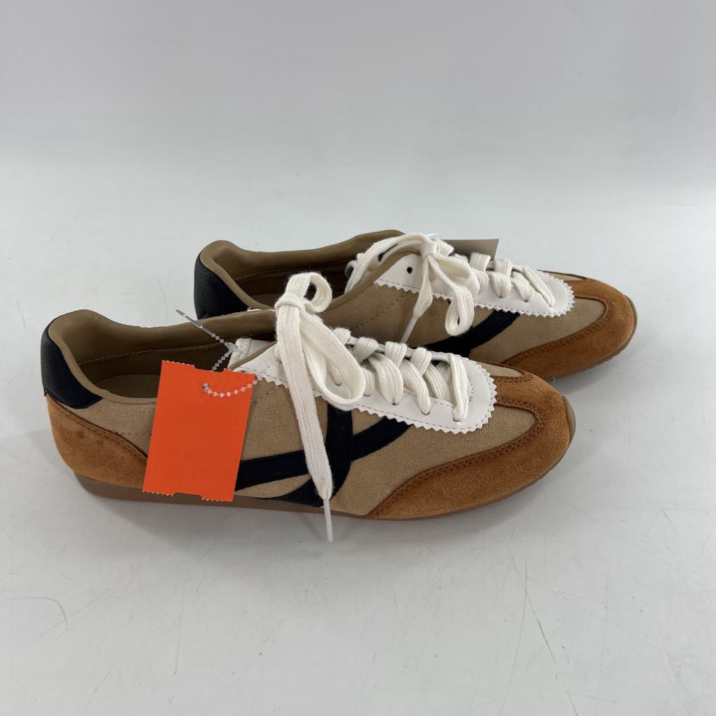 7 lace-up sneaker