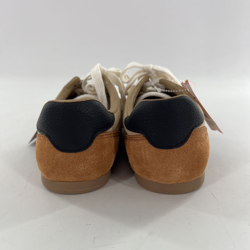 7 lace-up sneaker