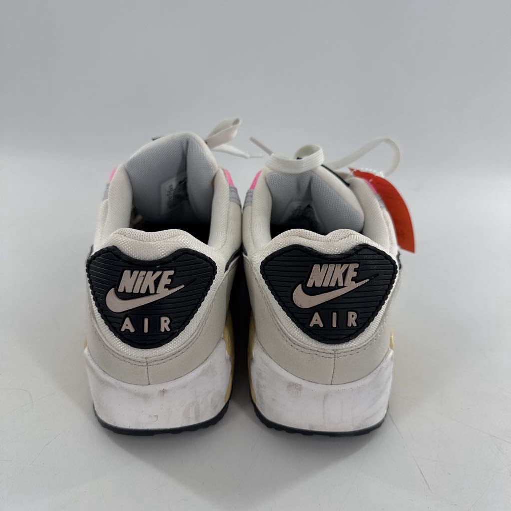 10 lace-up sneaker